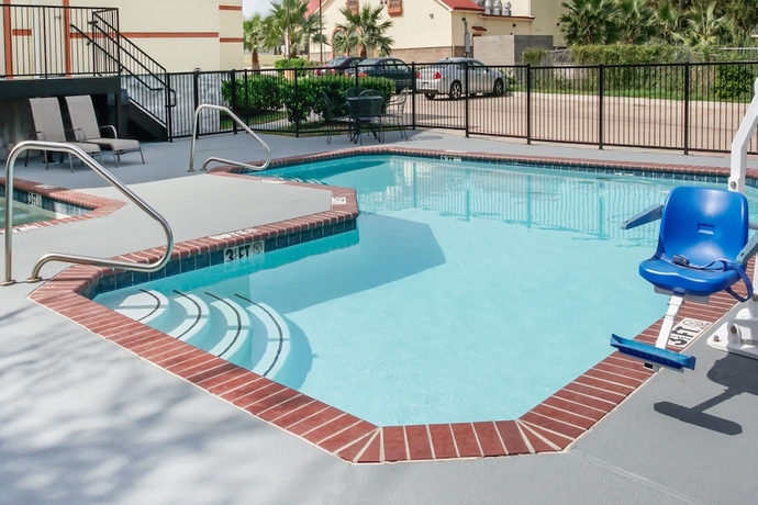 Imagen de la piscina del Hotel Super 8 By Wyndham Brenham Tx. Foto 19