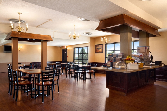 Imagen del bar/restaurante del Hotel Super 8 By Wyndham Brockville. Foto 2