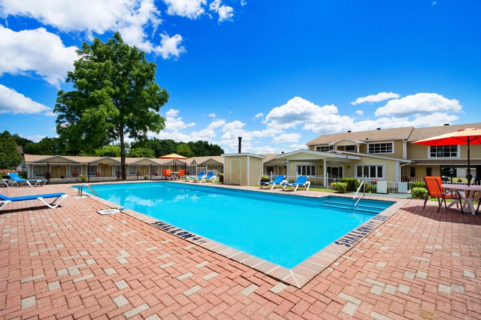 Imagen de la piscina del Hotel Super 8 By Wyndham Brockville. Foto 11