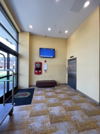 Imagen de los interiores del Hotel Super 8 By Wyndham Brooklyn Williamsburg. Foto 12