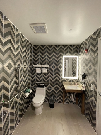 Imagen de la habitación del Hotel Super 8 By Wyndham Brooklyn Williamsburg. Foto 10