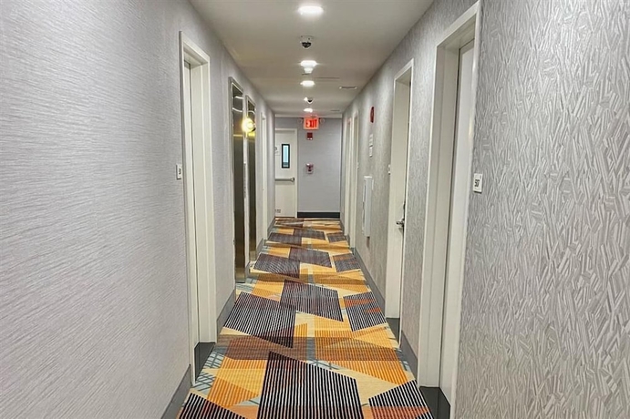 Imagen de los interiores del Hotel Super 8 By Wyndham Brooklyn Williamsburg. Foto 14