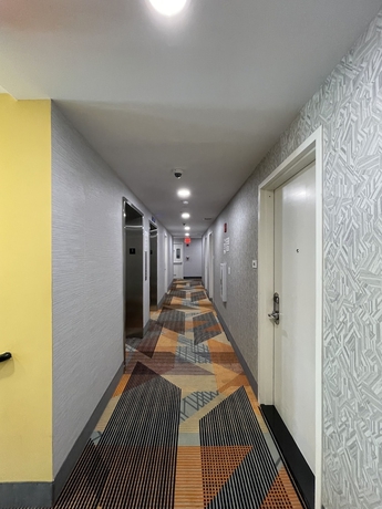 Imagen de los interiores del Hotel Super 8 By Wyndham Brooklyn Williamsburg. Foto 15