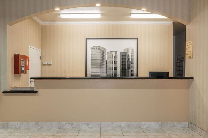 Imagen de los interiores del Hotel Super 8 By Wyndham Brookshire Tx. Foto 11