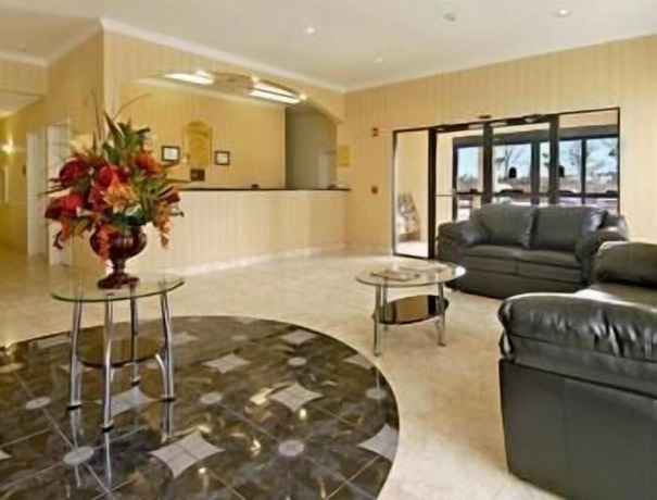 Imagen de los interiores del Hotel Super 8 By Wyndham Brookshire Tx. Foto 12