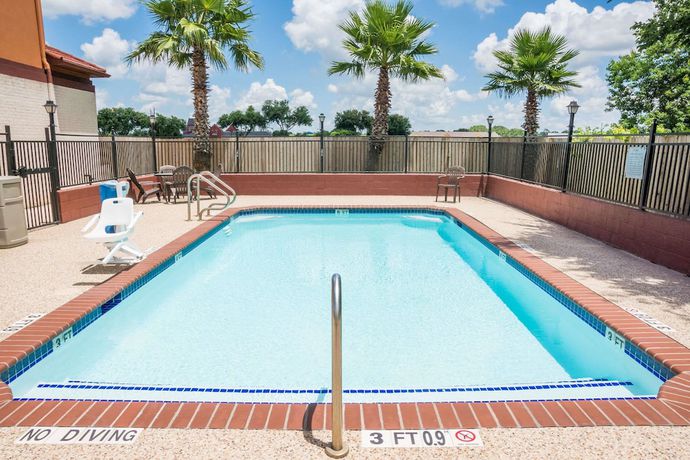 Imagen de la piscina del Hotel Super 8 By Wyndham Brookshire Tx. Foto 19