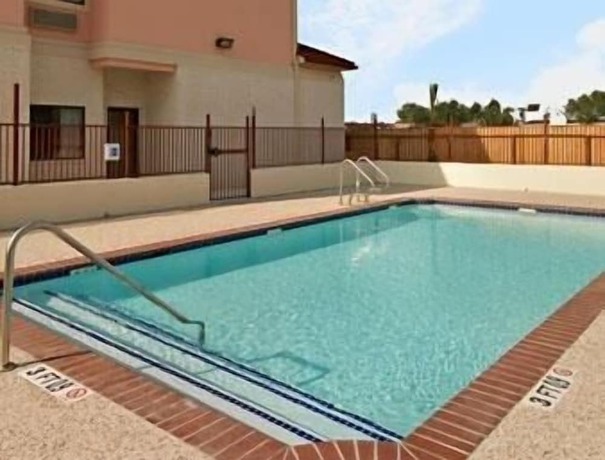 Imagen de la piscina del Hotel Super 8 By Wyndham Brookshire Tx. Foto 20