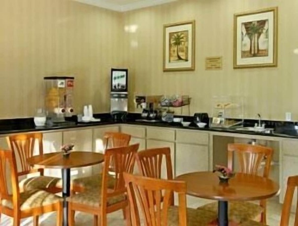 Imagen del bar/restaurante del Hotel Super 8 By Wyndham Brookshire Tx. Foto 2
