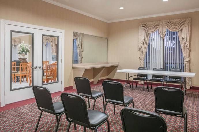 Imagen de los interiores del Hotel Super 8 By Wyndham Brookshire Tx. Foto 16