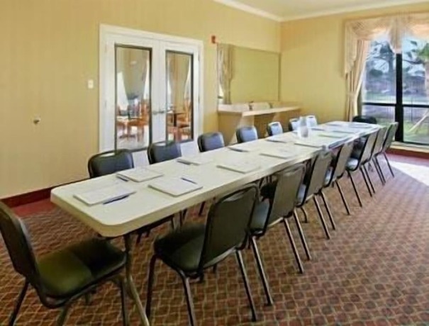 Imagen de los interiores del Hotel Super 8 By Wyndham Brookshire Tx. Foto 17