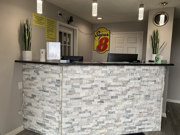 Imagen de los interiores del Hotel Super 8 By Wyndham Brownsburg. Foto 19