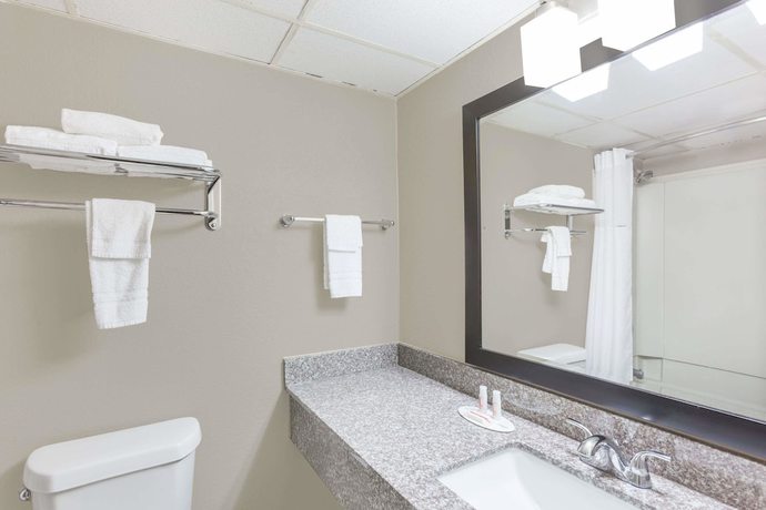 Imagen de la habitación del Hotel Super 8 By Wyndham Buffalo. Foto 3