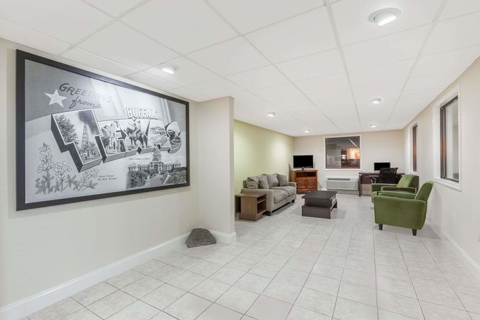 Imagen de los interiores del Hotel Super 8 By Wyndham Buffalo. Foto 11