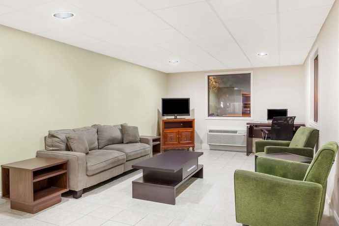 Imagen de los interiores del Hotel Super 8 By Wyndham Buffalo. Foto 12