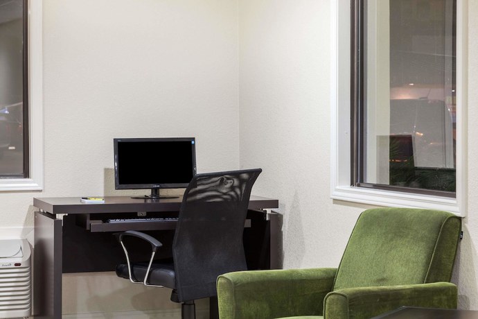 Imagen de los interiores del Hotel Super 8 By Wyndham Buffalo. Foto 13