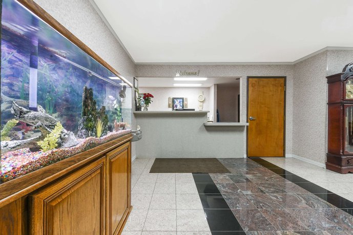 Imagen de los interiores del Hotel Super 8 By Wyndham Burleson Fort Worth Area. Foto 9