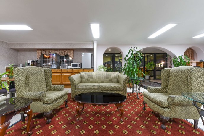Imagen de los interiores del Hotel Super 8 By Wyndham Burleson Fort Worth Area. Foto 10