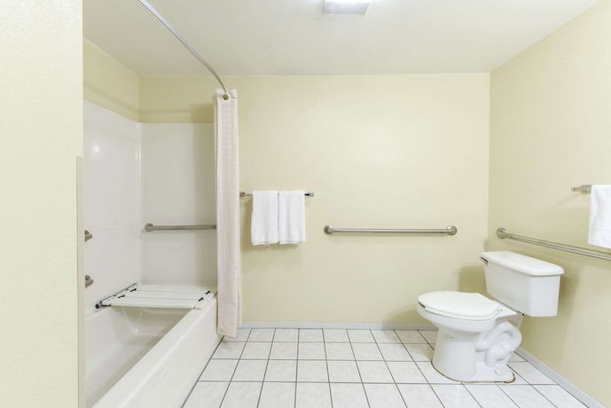 Imagen de la habitación del Hotel Super 8 By Wyndham Burleson Fort Worth Area. Foto 5