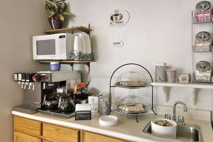 Imagen del bar/restaurante del Hotel Super 8 By Wyndham Butler. Foto 2