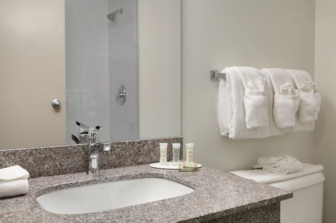 Imagen de la habitación del Hotel Super 8 By Wyndham Calgary Shawnessy Area. Foto 13