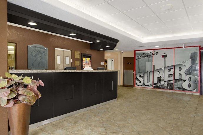 Imagen de los interiores del Hotel Super 8 By Wyndham Calgary Shawnessy Area. Foto 17