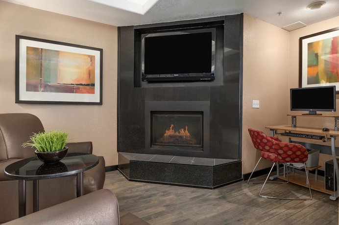 Imagen de los interiores del Hotel Super 8 By Wyndham Calgary Shawnessy Area. Foto 19