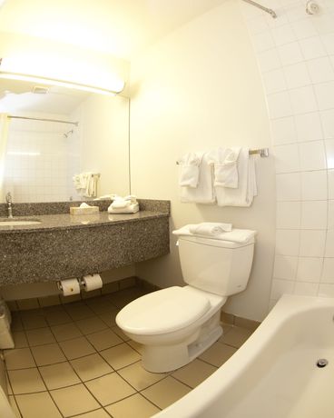 Imagen de la habitación del Hotel Super 8 By Wyndham Calgary Shawnessy Area. Foto 16