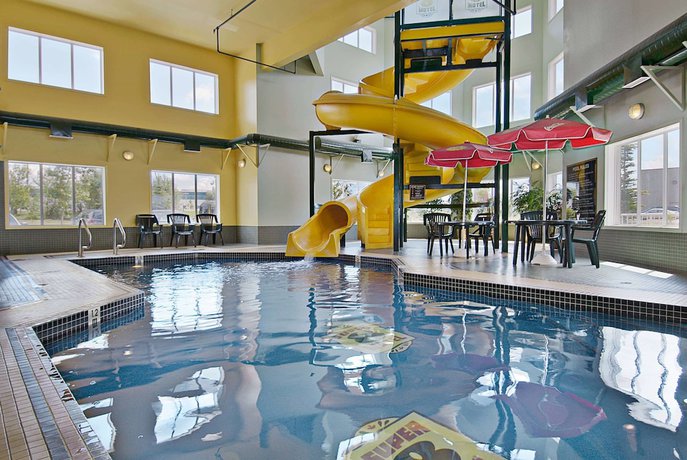 Imagen de la piscina del Hotel Super 8 By Wyndham Calgary Shawnessy Area. Foto 20