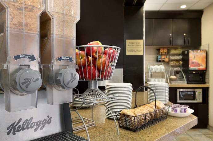 Imagen del bar/restaurante del Hotel Super 8 By Wyndham Calgary Shawnessy Area. Foto 3