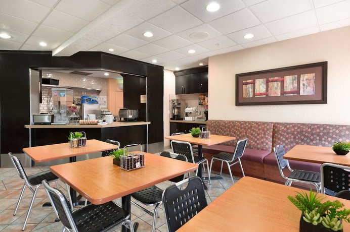 Imagen del bar/restaurante del Hotel Super 8 By Wyndham Calgary Shawnessy Area. Foto 4