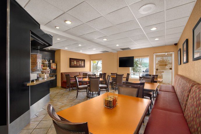 Imagen del bar/restaurante del Hotel Super 8 By Wyndham Calgary Shawnessy Area. Foto 5