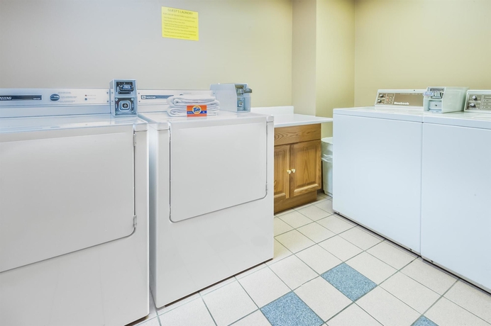 Imagen de los interiores del Hotel Super 8 By Wyndham Calgary/airport. Foto 13