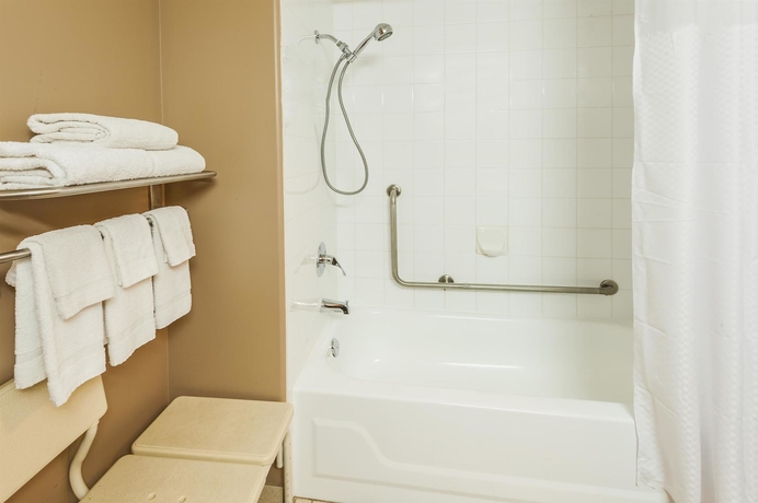 Imagen de la habitación del Hotel Super 8 By Wyndham Calgary/airport. Foto 8