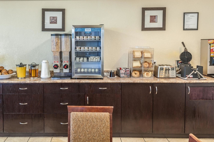 Imagen del bar/restaurante del Hotel Super 8 By Wyndham Calgary/airport. Foto 2