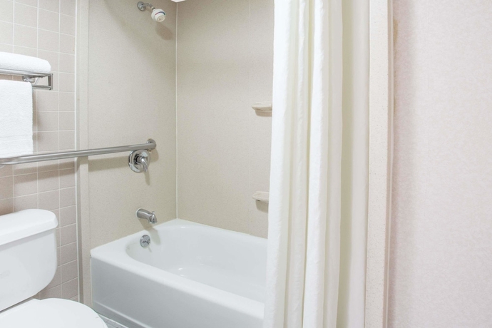Imagen de la habitación del Hotel Super 8 By Wyndham Camp Springs/andrews Afb Dc Area. Foto 9