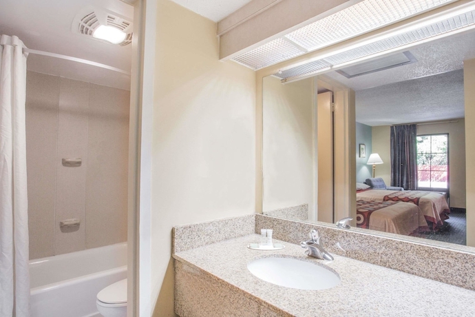 Imagen de la habitación del Hotel Super 8 By Wyndham Camp Springs/andrews Afb Dc Area. Foto 10