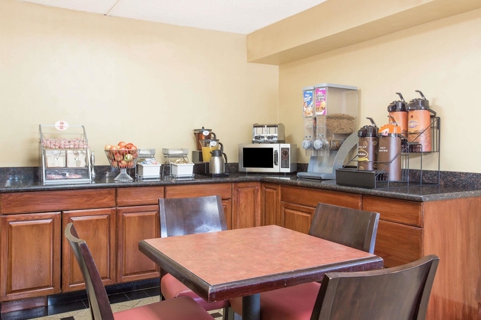 Imagen del bar/restaurante del Hotel Super 8 By Wyndham Camp Springs/andrews Afb Dc Area. Foto 3