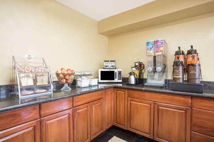 Imagen del bar/restaurante del Hotel Super 8 By Wyndham Camp Springs/andrews Afb Dc Area. Foto 4