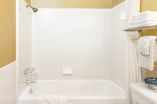 Imagen de la habitación del Hotel Super 8 By Wyndham Canoga Park. Foto 10