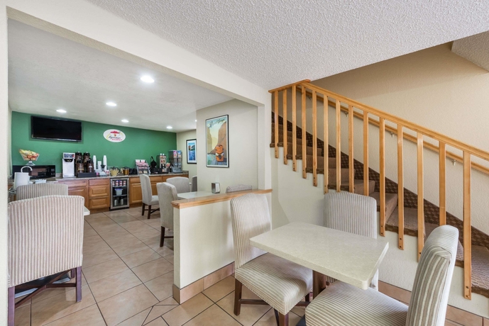 Imagen de los interiores del Hotel Super 8 By Wyndham Canon City. Foto 14