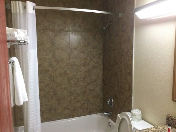 Imagen de la habitación del Hotel Super 8 By Wyndham Canton/livonia Area. Foto 13