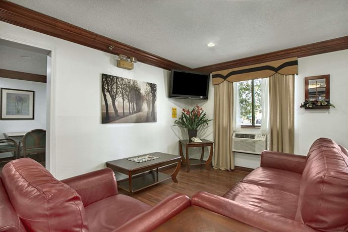 Imagen de los interiores del Hotel Super 8 By Wyndham Canton/livonia Area. Foto 17