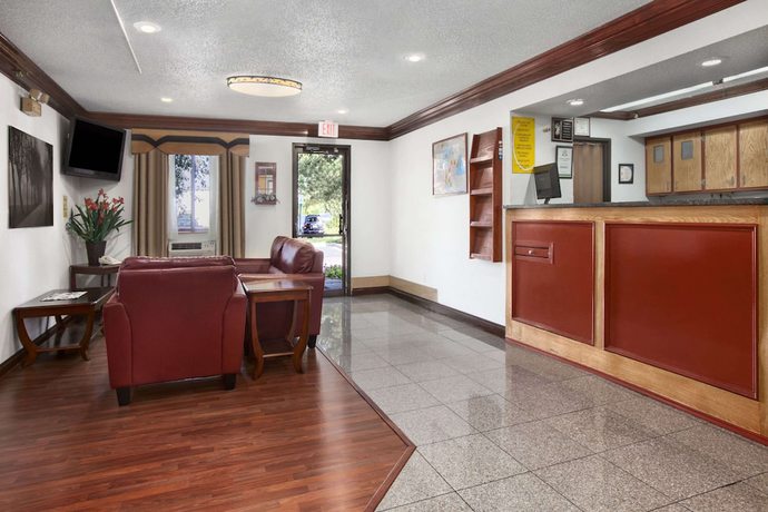 Imagen de los interiores del Hotel Super 8 By Wyndham Canton/livonia Area. Foto 18