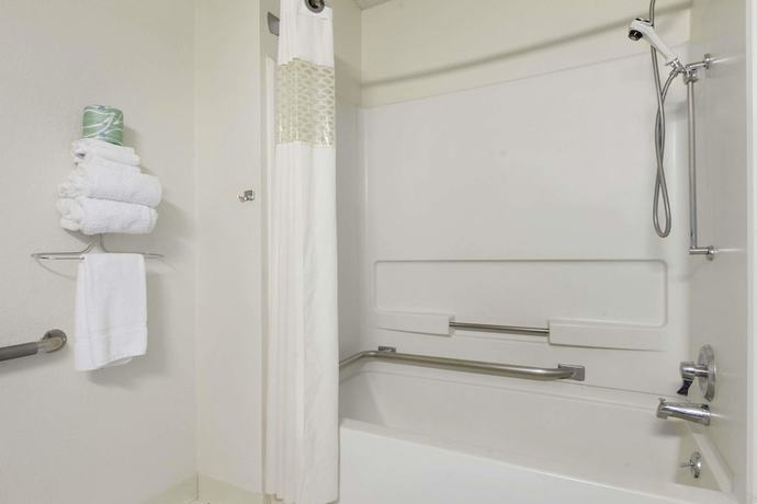 Imagen de la habitación del Hotel Super 8 By Wyndham Canton/livonia Area. Foto 16