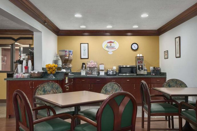 Imagen del bar/restaurante del Hotel Super 8 By Wyndham Canton/livonia Area. Foto 5