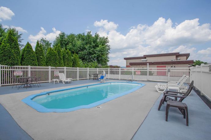 Imagen de la piscina del Hotel Super 8 By Wyndham Carlisle North. Foto 17