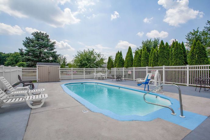 Imagen de la piscina del Hotel Super 8 By Wyndham Carlisle North. Foto 18