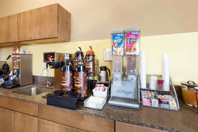 Imagen de los interiores del Hotel Super 8 By Wyndham Carroll. Foto 15