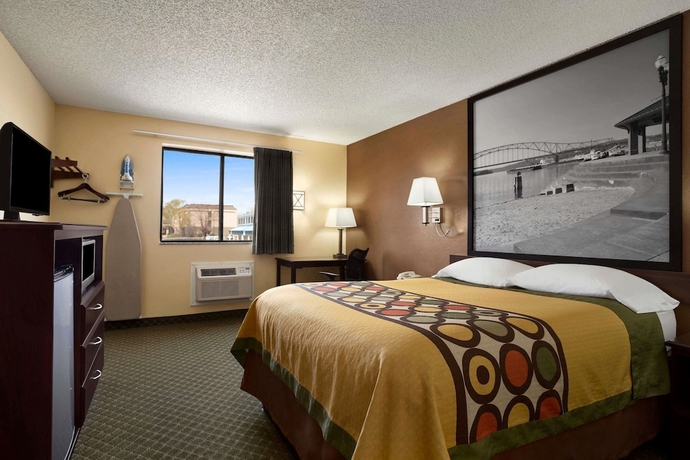 Imagen de la habitación del Hotel Super 8 By Wyndham Cedar Rapids. Foto 3
