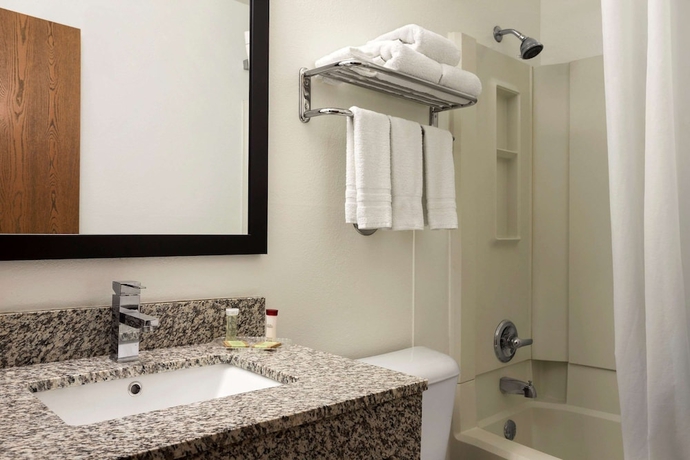 Imagen de la habitación del Hotel Super 8 By Wyndham Cedar Rapids. Foto 6